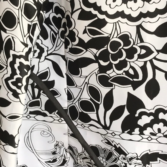 Gorgeous is all I can say about this beautiful black and white top. NWOT - Picture 9 of 10